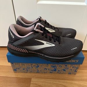 Brooks adrenaline GTS 22: Gray pearl/black/metallic-Women’s 8.5